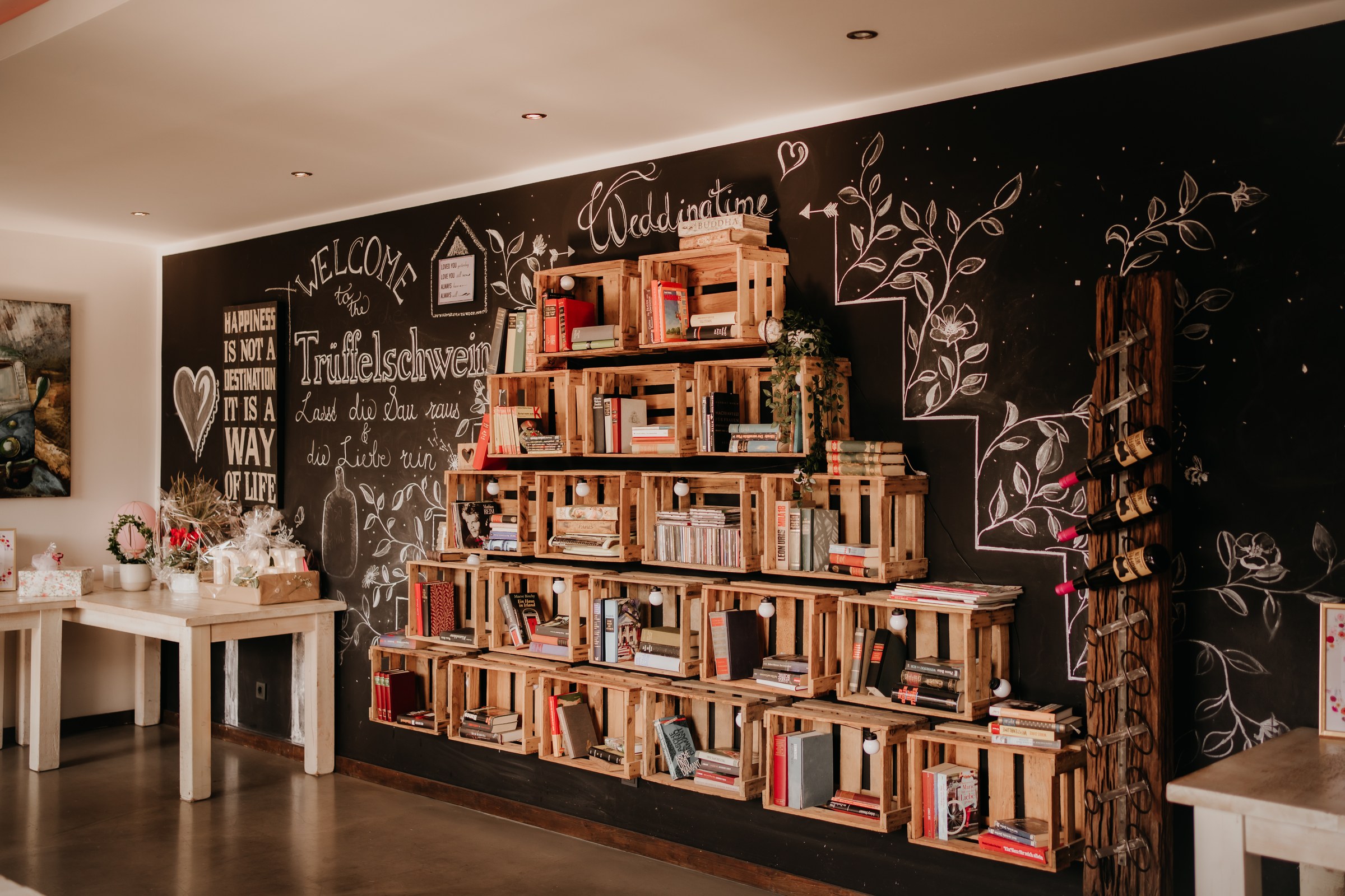 Bücherwand mit „Welcome to the Trüffelschwein