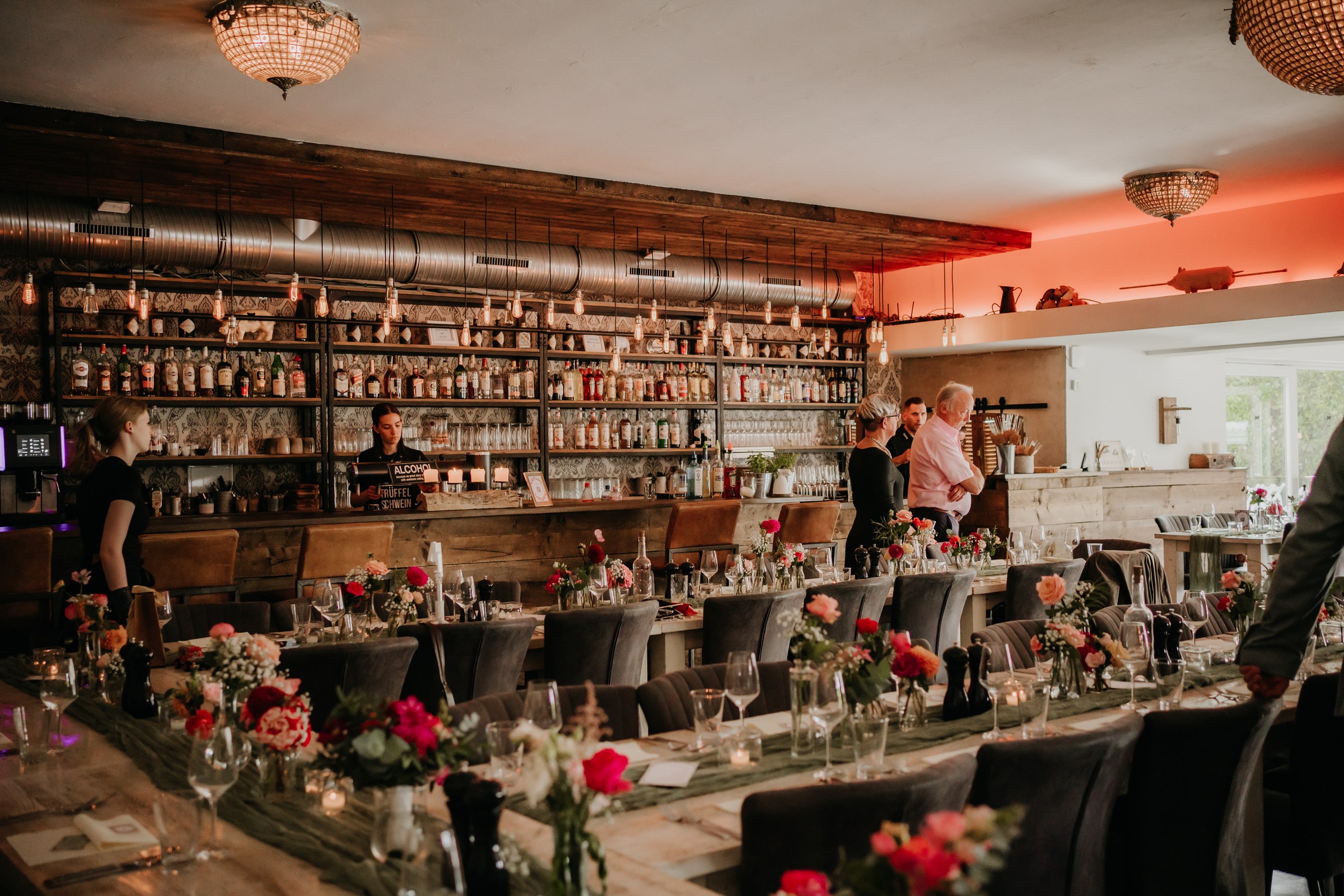 Festsaal mit Bar und gedeckten Hochzeitstischen – Trüffelschwein Hilden