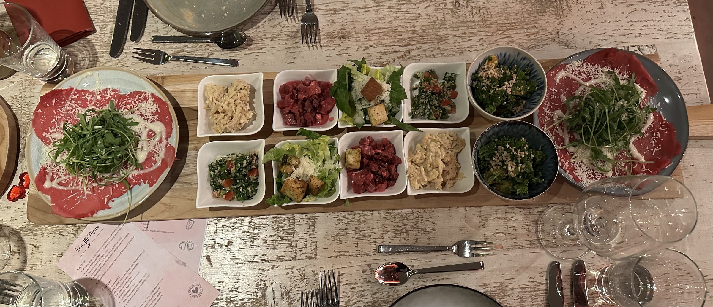 Mix'n'Match Classic – Holzbrett mit Carpaccio und kleinen Vorspeisen-Variationen für Weihnachtsfeier