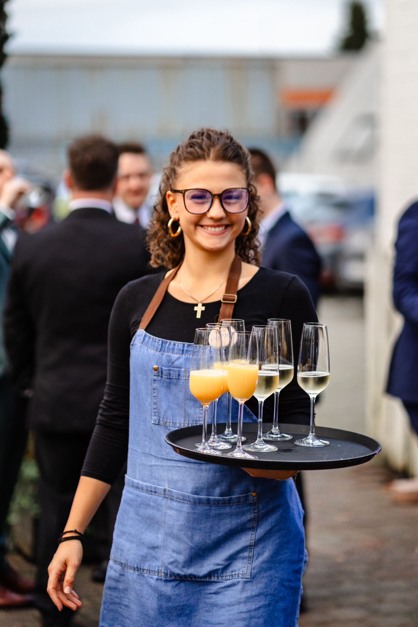 Service mit Welcome-Drinks auf Tablett – Hochzeit im Trüffelschwein Hilden