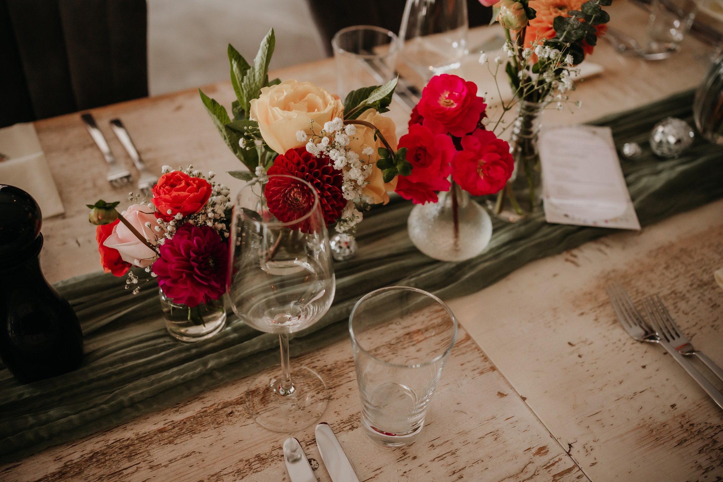 Festlich gedeckter Tisch mit Blumendeko – Hochzeitslocation Trüffelschwein innen
