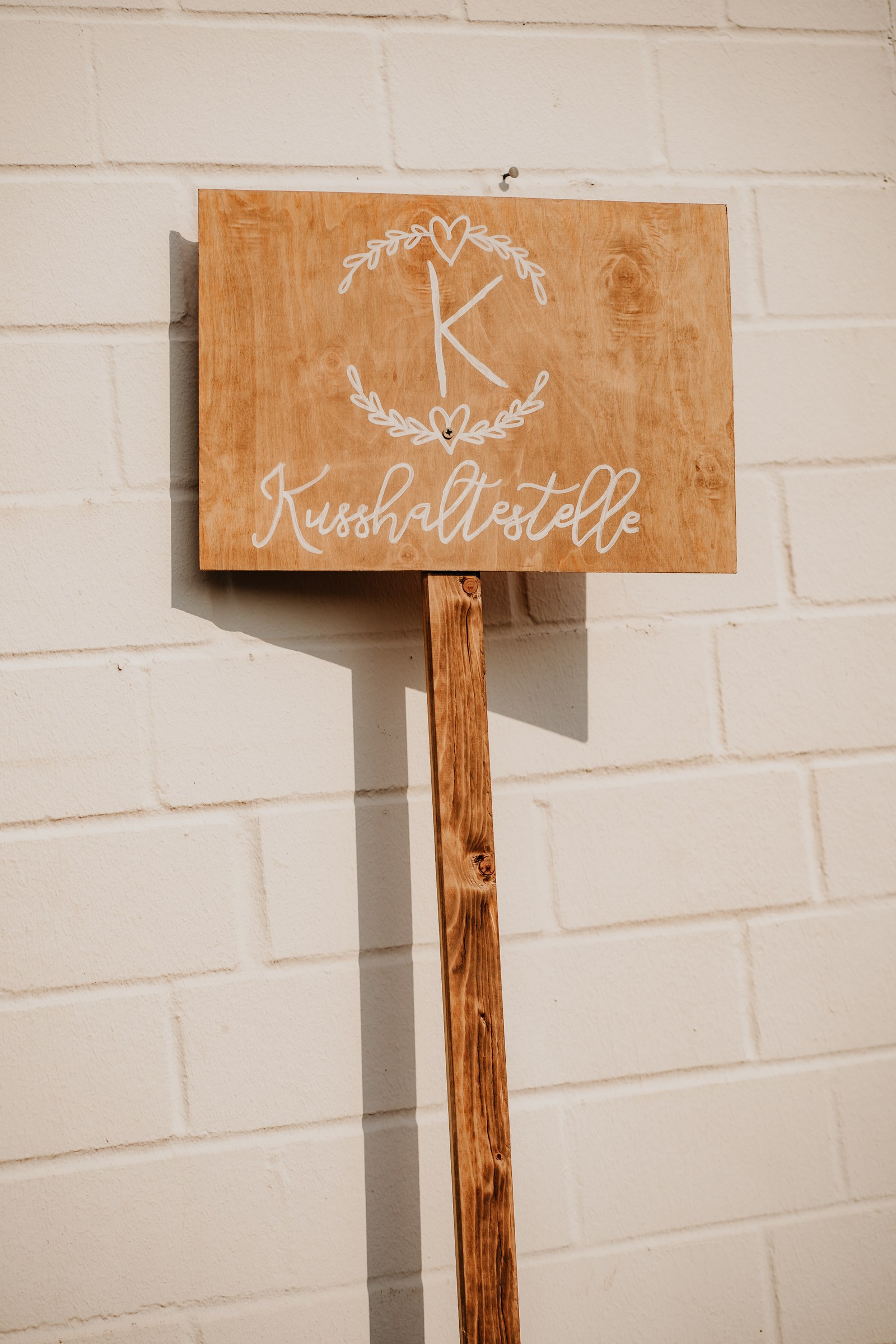 Kusshaltestelle Holzschild – Innenraum Trüffelschwein