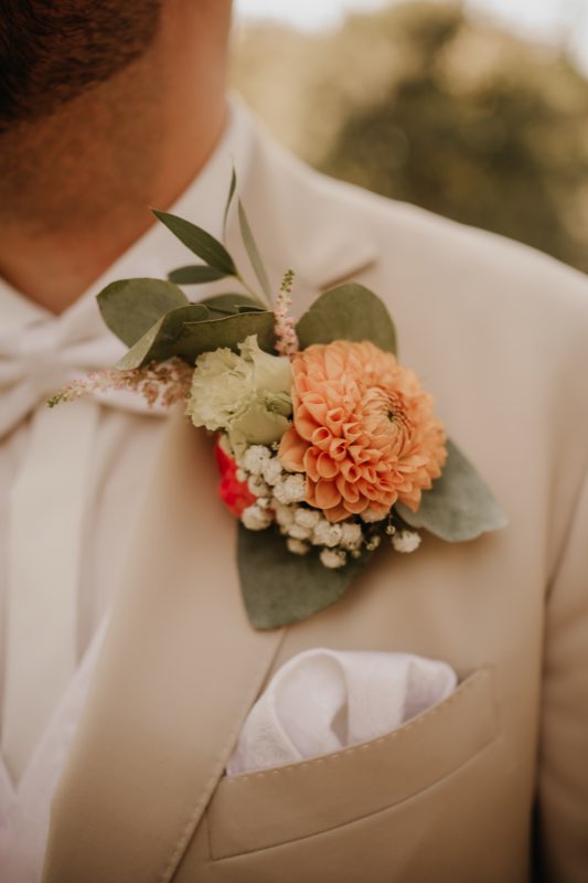 Blumen-Anstecker des Bräutigams – Heiraten in Hilden