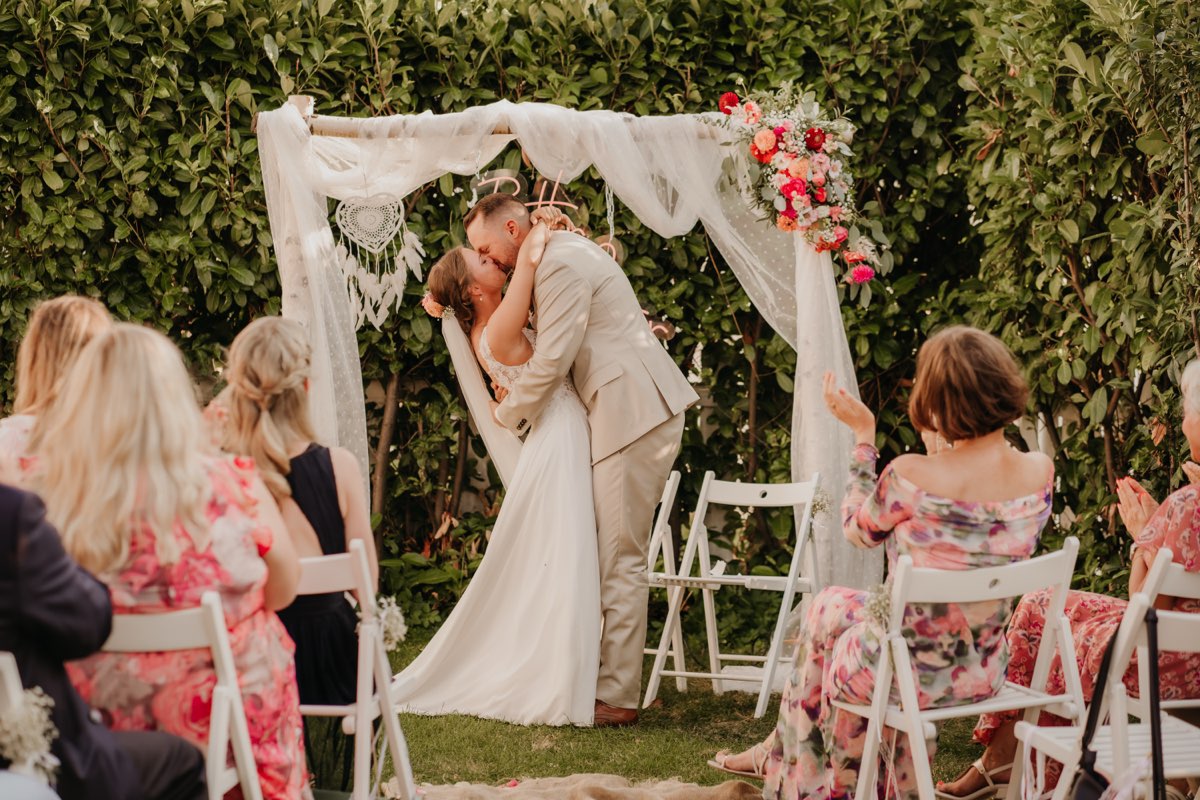 Hochzeitskuss bei freier Trauung – Hochzeitslocation Kreis Mettmann
