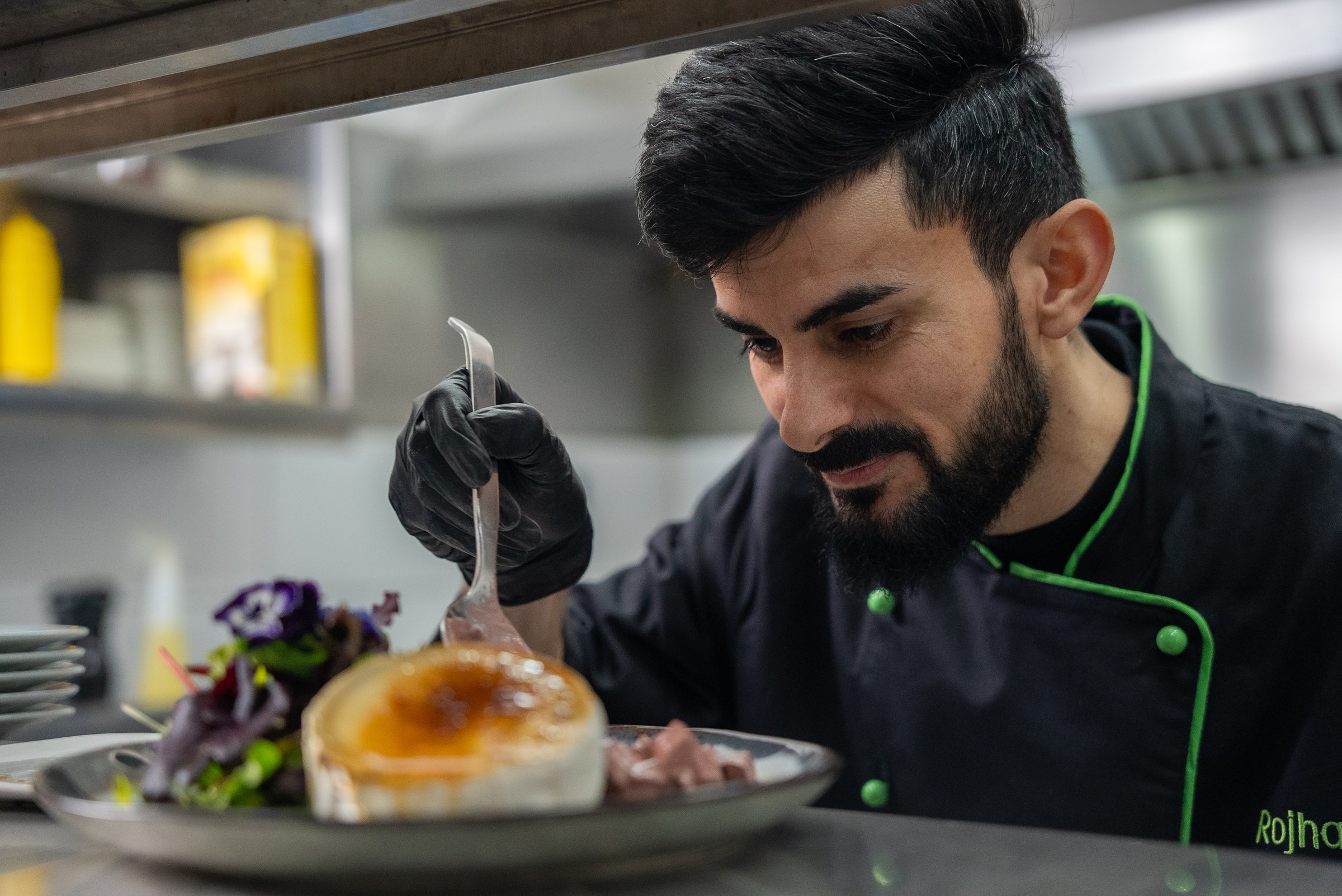 Koch richtet Dessert mit Liebe zum Detail an – Trüffelschwein Hilden
