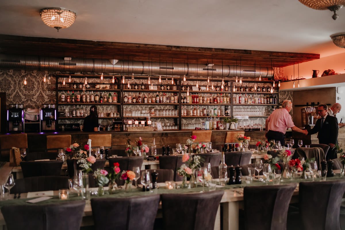Eventlocation – Bar und gedeckte Tische im Trüffelschwein Hilden