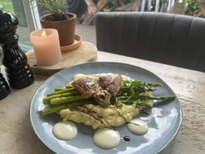 Kartoffelstampf | grüner Spargel | Hähnchenbrust Heri Style